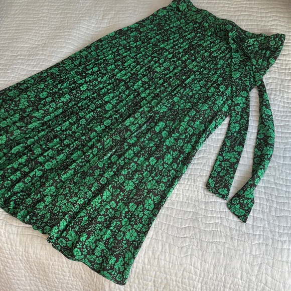 Skies Are Blue Dresses & Skirts - Skies Are Blue Pleated Floral Midi Skirt -Size Medium Like New